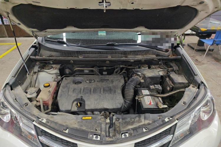 Used Toyota RAV4 2015 2.0L CVT Two-Wheel Drive Fashion Edition Engine Bay