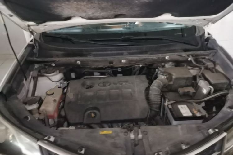 Used Toyota RAV4 2015 2.0L CVT Two-Wheel Drive Fashion Edition Engine Bay
