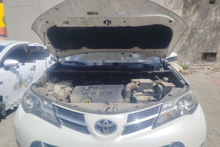 Used Toyota RAV4 2015 2.0L CVT Two-Wheel Drive Fashion Edition Engine Bay
