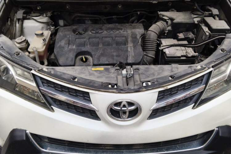 Used Toyota RAV4 2015 2.0L CVT Two-Wheel Drive Fashion Edition Engine Bay