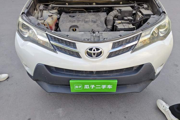 Used Toyota RAV4 2015 2.0L CVT Two-Wheel Drive Fashion Edition Engine Bay