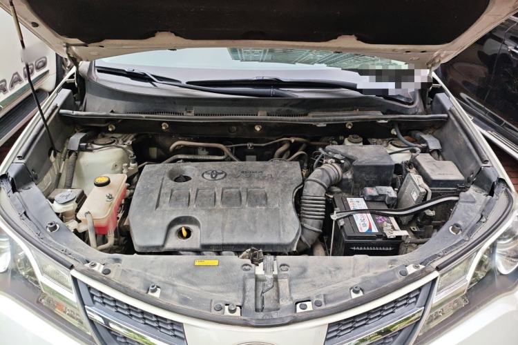 Used Toyota RAV4 2015 2.0L CVT Two-Wheel Drive Fashion Edition Engine Bay