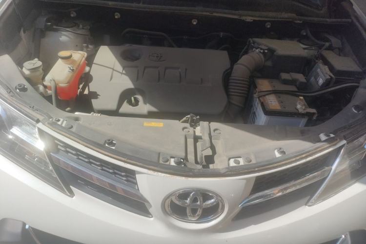Used Toyota RAV4 2015 2.0L CVT Two-Wheel Drive Fashion Edition Engine Bay