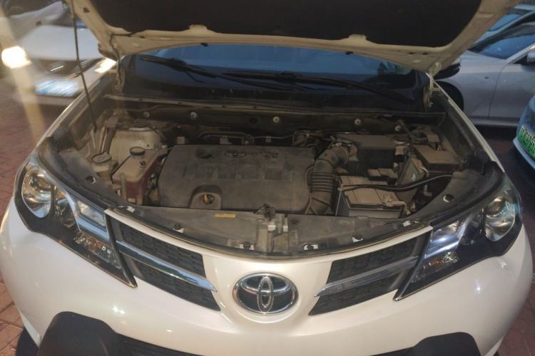 Used Toyota RAV4 2015 2.0L CVT Two-Wheel Drive Fashion Edition Engine Bay