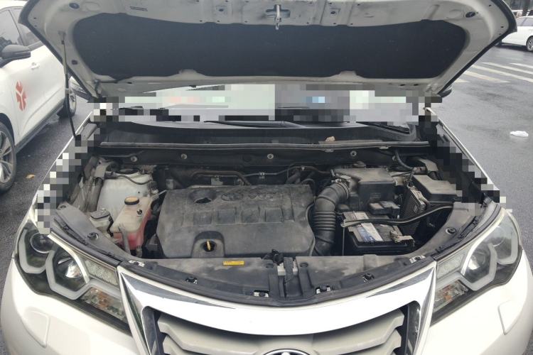 Used Toyota RAV4 2015 2.0L CVT Two-Wheel Drive Fashion Edition Engine Bay