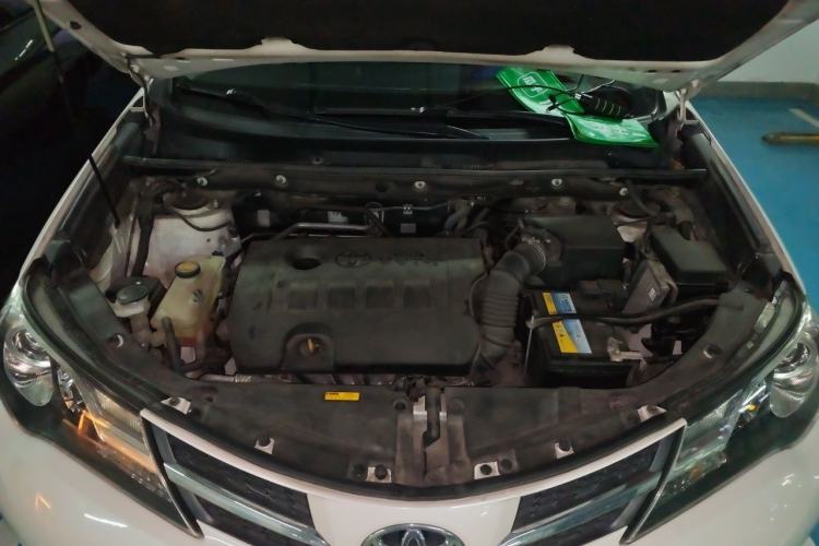 Used Toyota RAV4 2015 2.0L CVT Two-Wheel Drive Fashion Edition Engine Bay