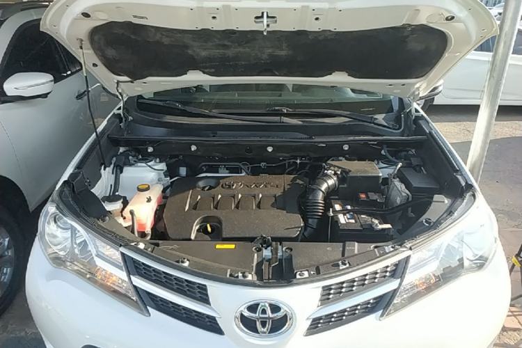 Used Toyota RAV4 2015 2.0L CVT Two-Wheel Drive Fashion Edition Engine Bay