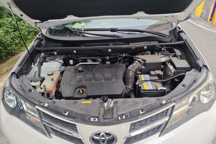 Used Toyota RAV4 2015 2.0L CVT Two-Wheel Drive Fashion Edition Engine Bay