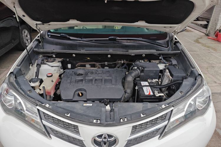 Used Toyota RAV4 2015 2.0L CVT Two-Wheel Drive Fashion Edition Engine Bay