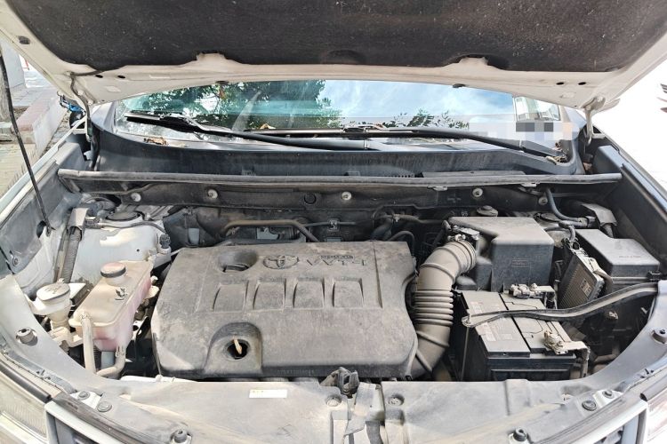 Used Toyota RAV4 2015 2.0L CVT Two-Wheel Drive Fashion Edition Engine Bay