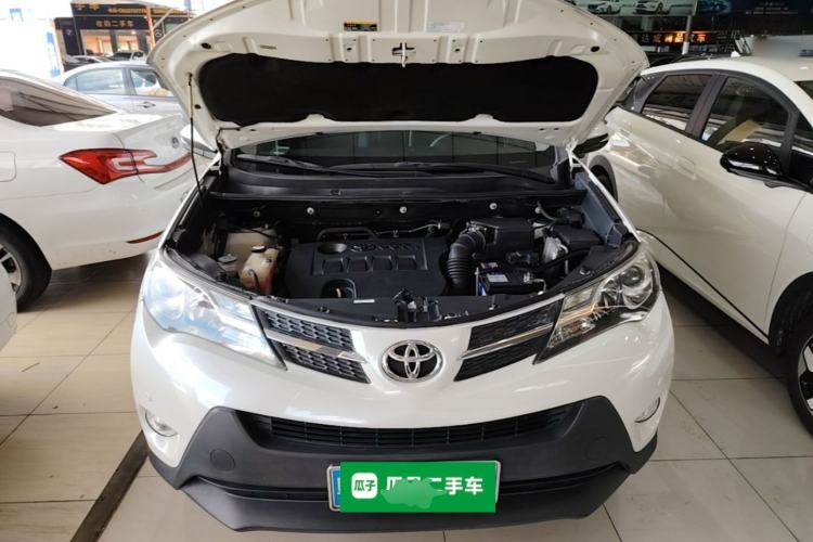 Used Toyota RAV4 2015 2.0L CVT Two-Wheel Drive Fashion Edition Engine Bay