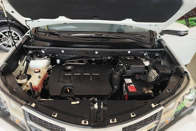Used Toyota RAV4 2015 2.0L CVT Two-Wheel Drive Fashion Edition Engine Bay