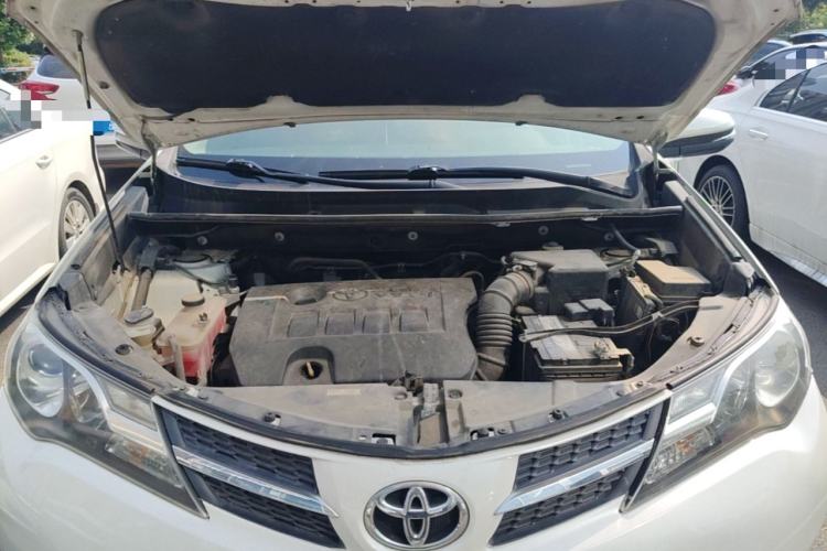 Used Toyota RAV4 2015 2.0L CVT Two-Wheel Drive Fashion Edition Engine Bay