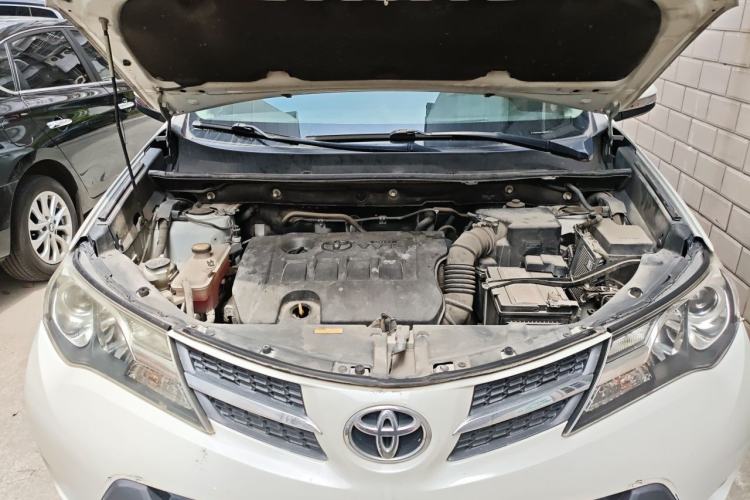 Used Toyota RAV4 2015 2.0L CVT Two-Wheel Drive Fashion Edition Engine Bay