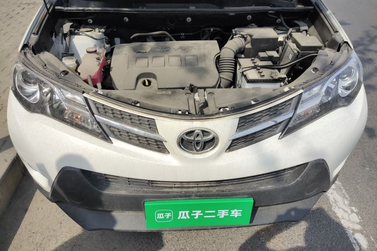 Used Toyota RAV4 2015 2.0L CVT Two-Wheel Drive Fashion Edition Engine Bay