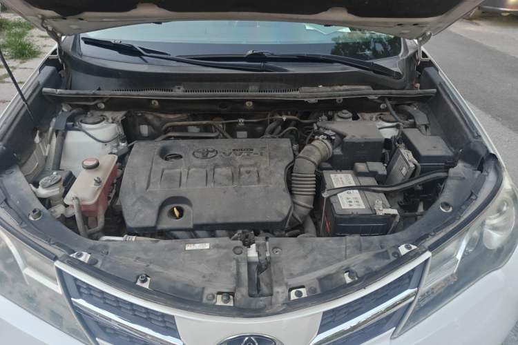 Used Toyota RAV4 2015 2.0L CVT Two-Wheel Drive Fashion Edition Engine Bay