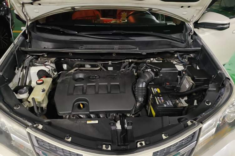 Used Toyota RAV4 2015 2.0L CVT Two-Wheel Drive Fashion Edition Engine Bay