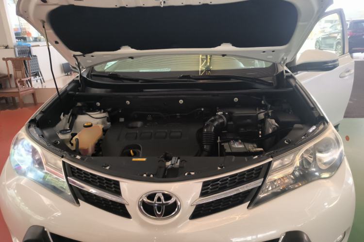 Used Toyota RAV4 2015 2.0L CVT Two-Wheel Drive Fashion Edition Engine Bay