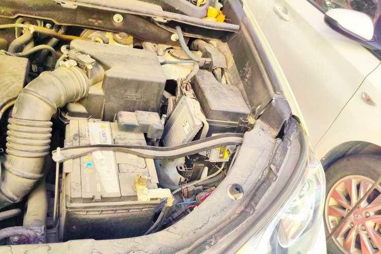 Used Toyota RAV4 2015 2.0L CVT Two-Wheel Drive Fashion Edition Engine Bay Left