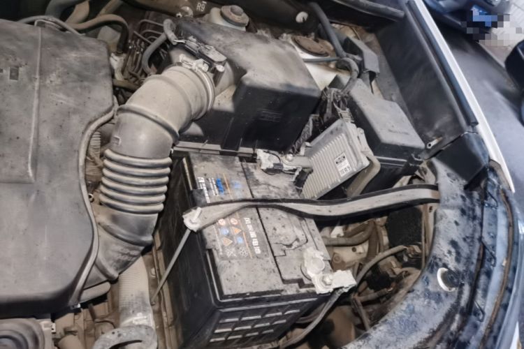 Used Toyota RAV4 2015 2.0L CVT Two-Wheel Drive Fashion Edition Engine Bay Left