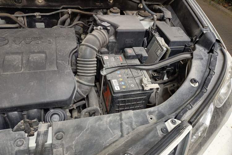 Used Toyota RAV4 2015 2.0L CVT Two-Wheel Drive Fashion Edition Engine Bay Left