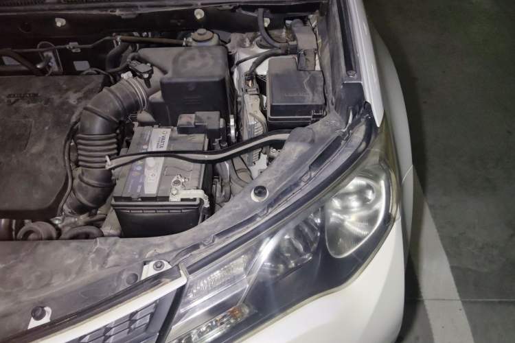 Used Toyota RAV4 2015 2.0L CVT Two-Wheel Drive Fashion Edition Engine Bay Left