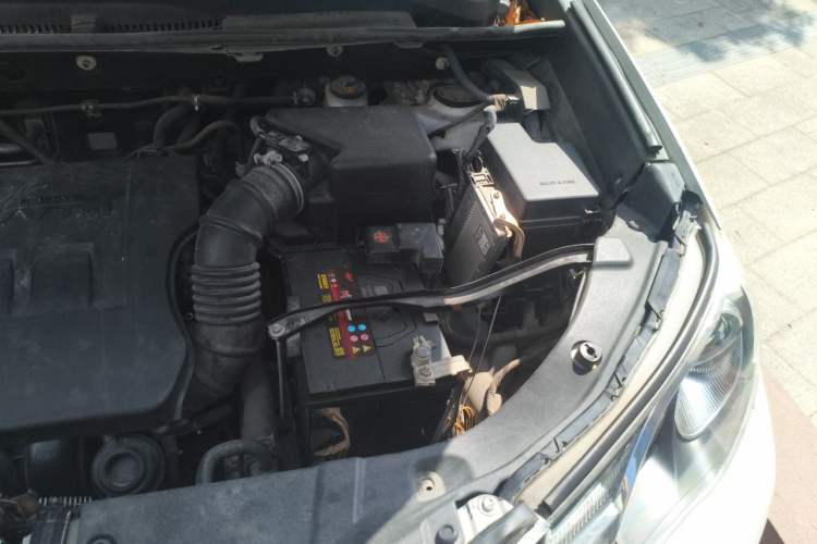 Used Toyota RAV4 2015 2.0L CVT Two-Wheel Drive Fashion Edition Engine Bay Left