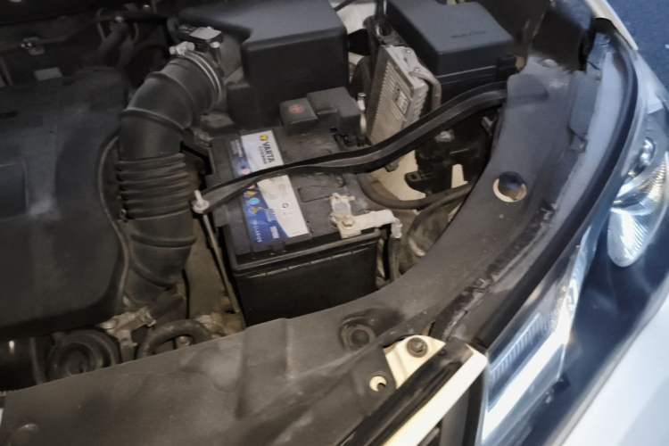 Used Toyota RAV4 2015 2.0L CVT Two-Wheel Drive Fashion Edition Engine Bay Left