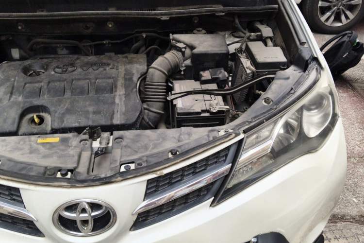 Used Toyota RAV4 2015 2.0L CVT Two-Wheel Drive Fashion Edition Engine Bay Left