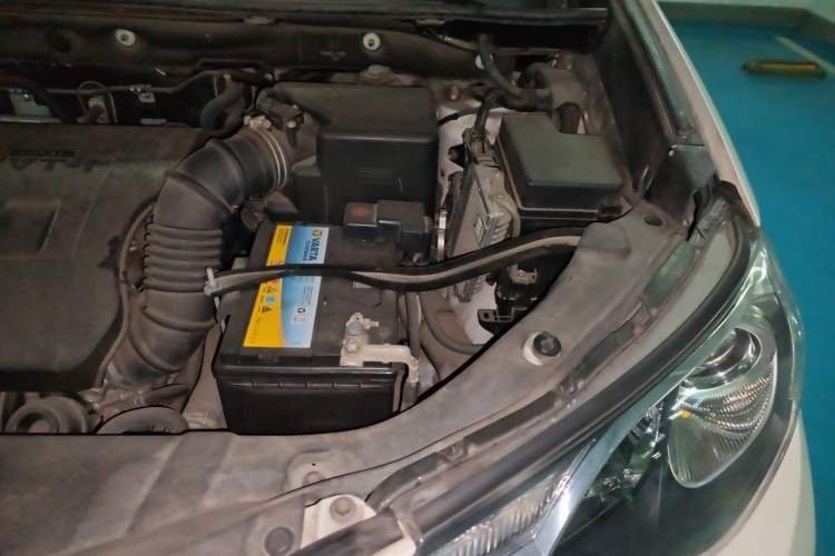 Used Toyota RAV4 2015 2.0L CVT Two-Wheel Drive Fashion Edition Engine Bay Left