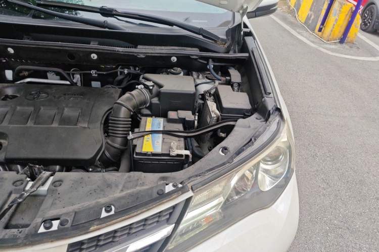 Used Toyota RAV4 2015 2.0L CVT Two-Wheel Drive Fashion Edition Engine Bay Left