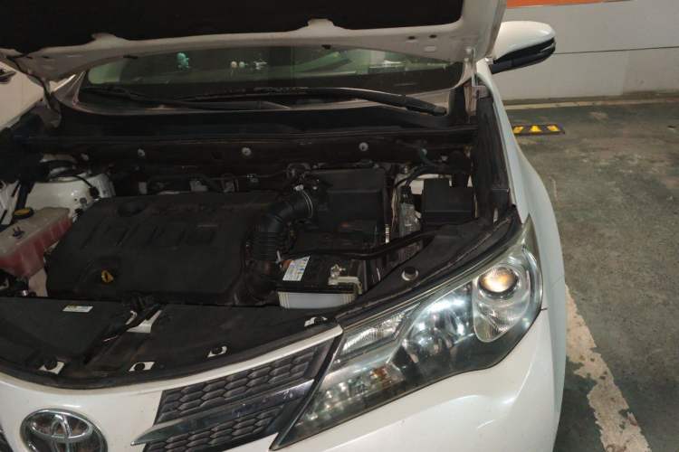 Used Toyota RAV4 2015 2.0L CVT Two-Wheel Drive Fashion Edition Engine Bay Left