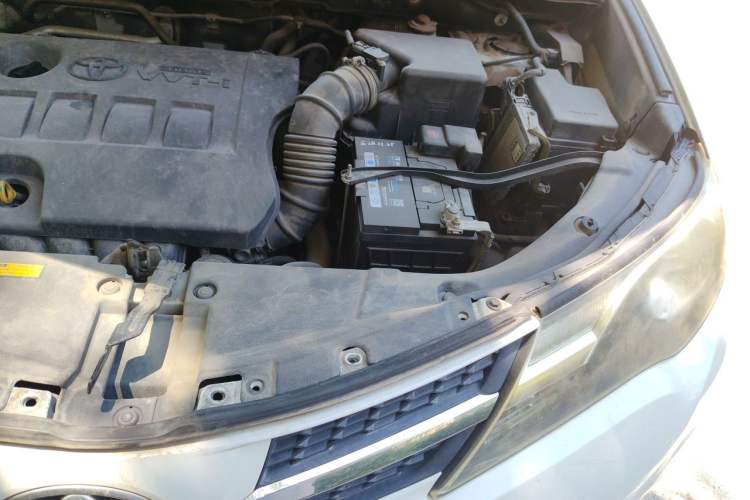 Used Toyota RAV4 2015 2.0L CVT Two-Wheel Drive Fashion Edition Engine Bay Left