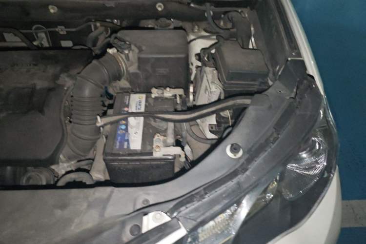 Used Toyota RAV4 2015 2.0L CVT Two-Wheel Drive Fashion Edition Engine Bay Left