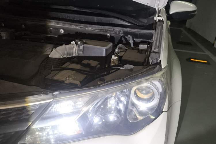 Used Toyota RAV4 2015 2.0L CVT Two-Wheel Drive Fashion Edition Engine Bay Left