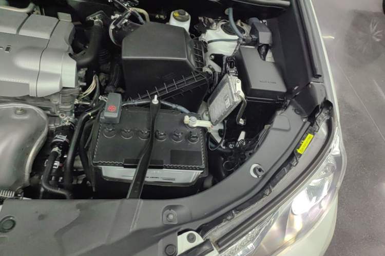 Used Toyota RAV4 2015 2.5L Automatic 4x4 Elite Edition Engine Bay Left