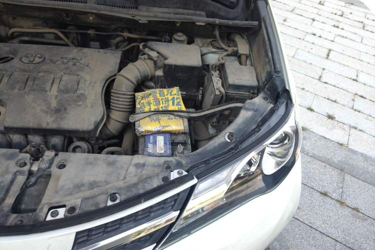 Used Toyota RAV4 2015 2.0L CVT Two-Wheel Drive Fashion Edition Engine Bay Left