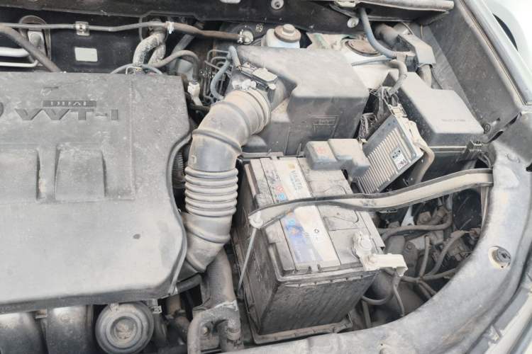 Used Toyota RAV4 2015 2.0L CVT Two-Wheel Drive Fashion Edition Engine Bay Left