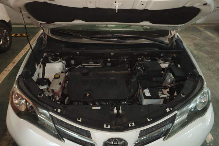 Used Toyota RAV4 2015 2.0L CVT Two-Wheel Drive Fashion Edition Engine Bay