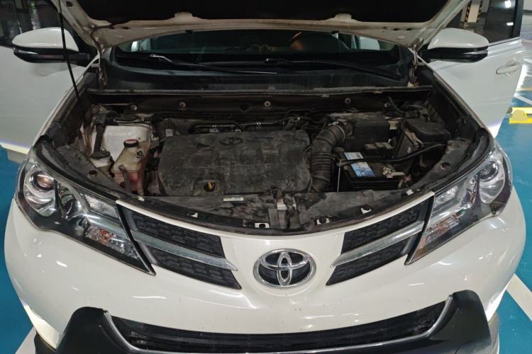 Used Toyota RAV4 2015 2.0L CVT Two-Wheel Drive Fashion Edition Engine Bay