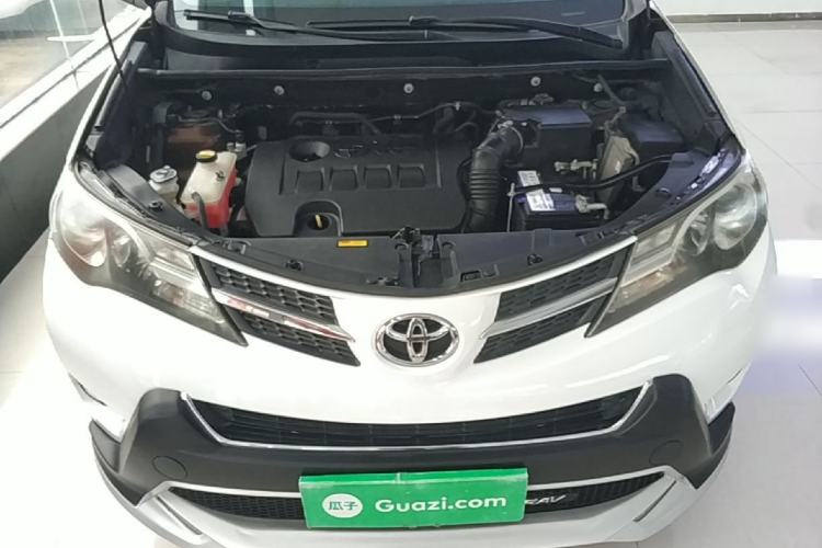 Used Toyota RAV4 2015 2.0L CVT Two-Wheel Drive Fashion Edition Engine Bay