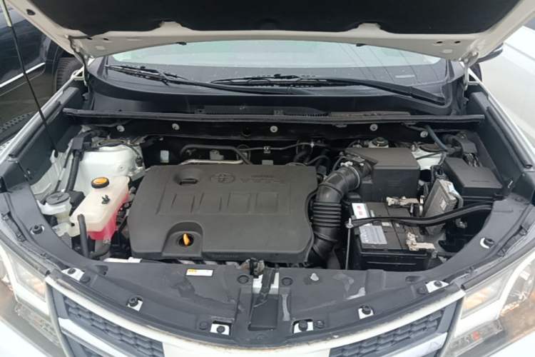 Used Toyota RAV4 2015 2.0L CVT Two-Wheel Drive Fashion Edition Engine Bay