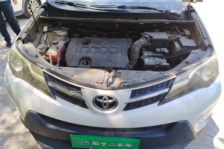Used Toyota RAV4 2015 2.0L CVT Two-Wheel Drive Fashion Edition Engine Bay
