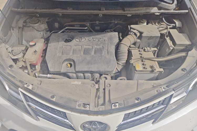 Used Toyota RAV4 2015 2.0L CVT Two-Wheel Drive Fashion Edition Engine Bay