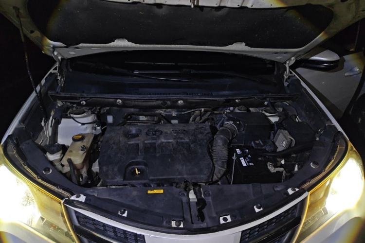 Used Toyota RAV4 2015 2.0L CVT Two-Wheel Drive Fashion Edition Engine Bay