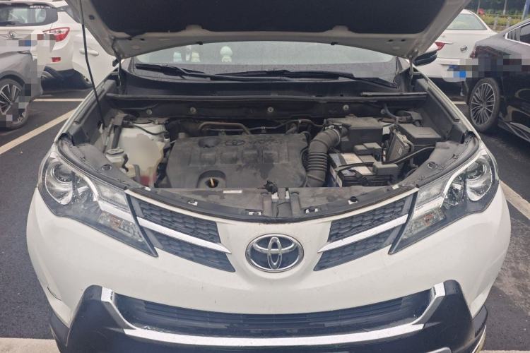 Used Toyota RAV4 2015 2.0L CVT Two-Wheel Drive Fashion Edition Engine Bay