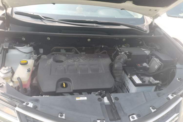 Used Toyota RAV4 2015 2.0L CVT Two-Wheel Drive Fashion Edition Engine Bay