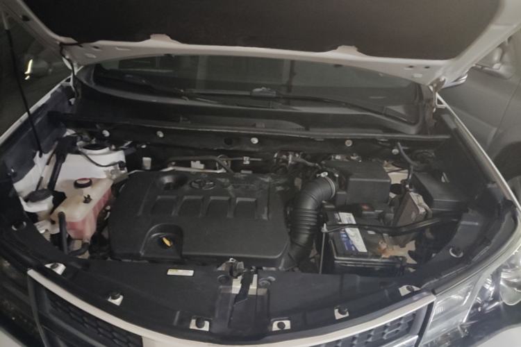 Used Toyota RAV4 2015 2.0L CVT Two-Wheel Drive Fashion Edition Engine Bay