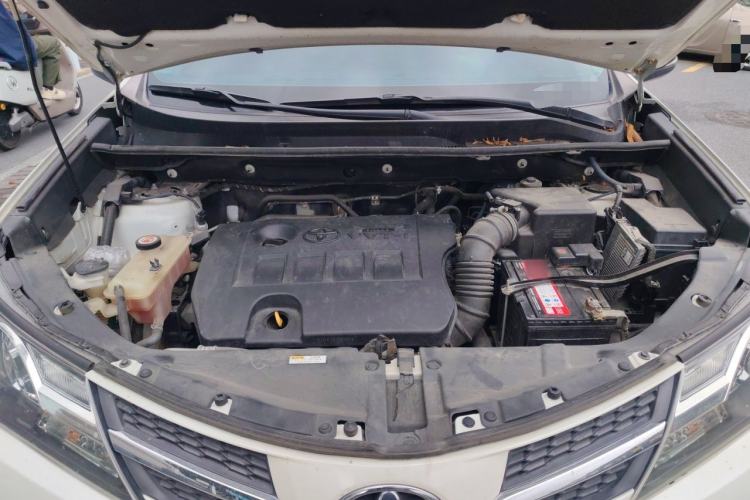 Used Toyota RAV4 2015 2.0L CVT Two-Wheel Drive Fashion Edition Engine Bay