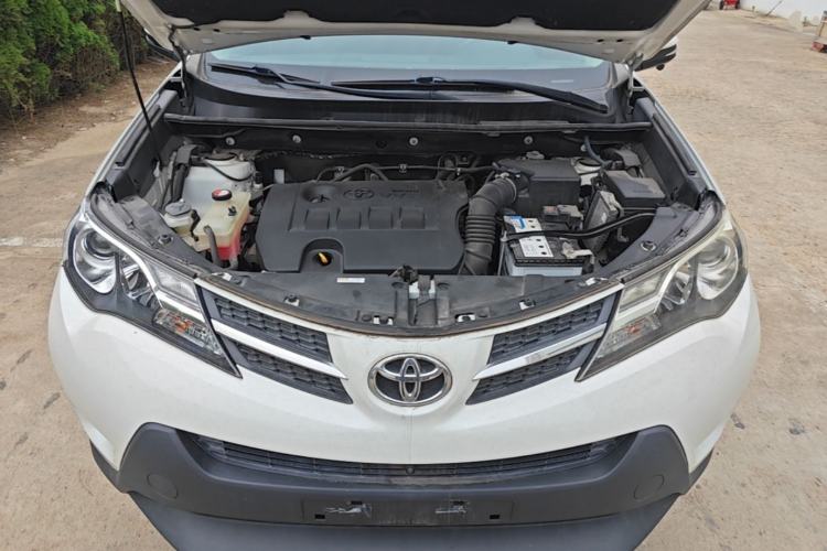 Used Toyota RAV4 2015 2.0L CVT Two-Wheel Drive Fashion Edition Engine Bay